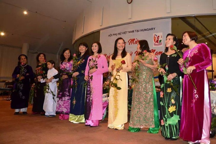 Đêm hội tôn vinh phụ nữ Việt Nam tại Hungary - ảnh 16